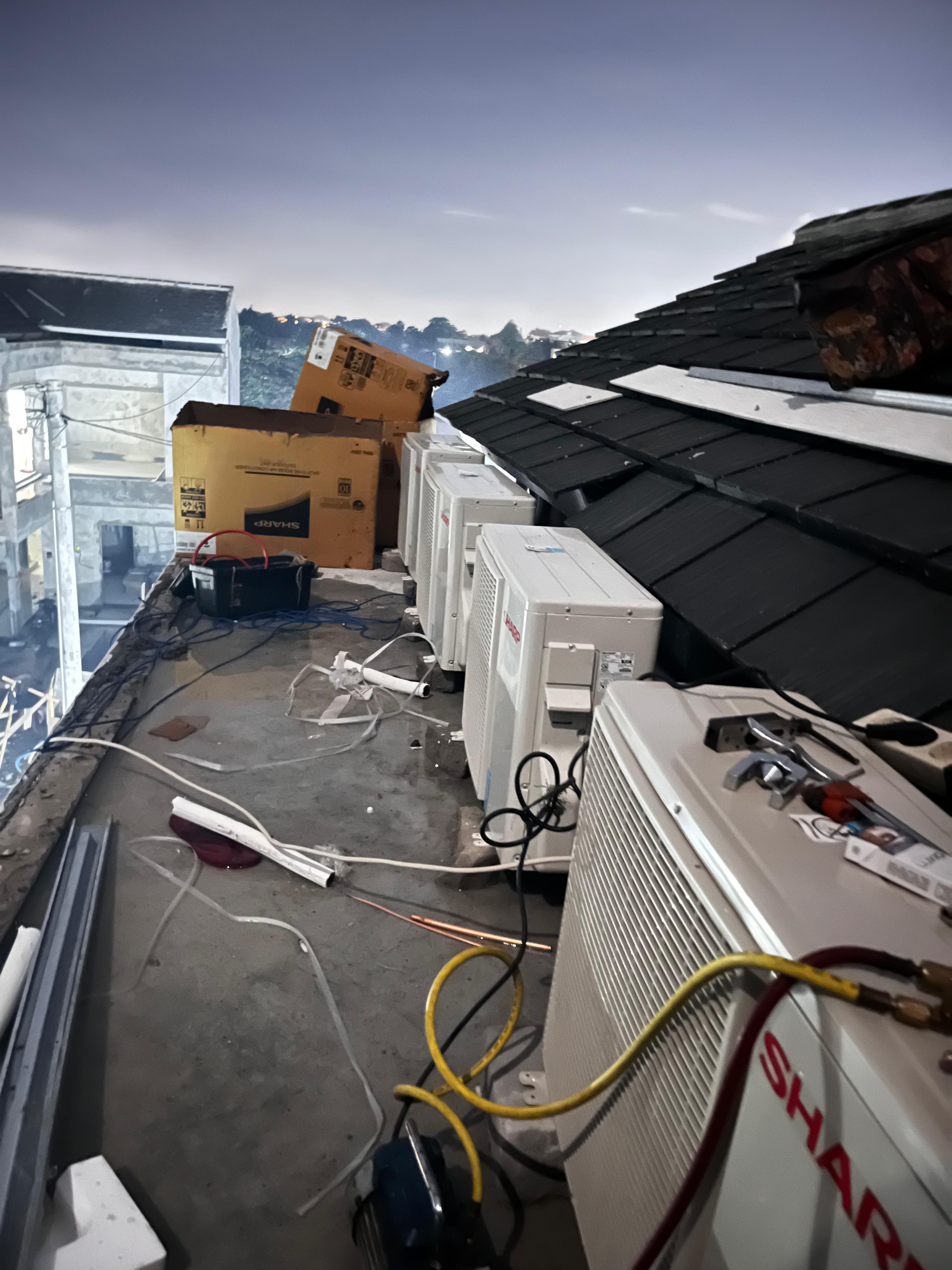 Teknisi Laksana Bintang Teknik servis dan cuci AC di rumah pelanggan Kota Mojokerto