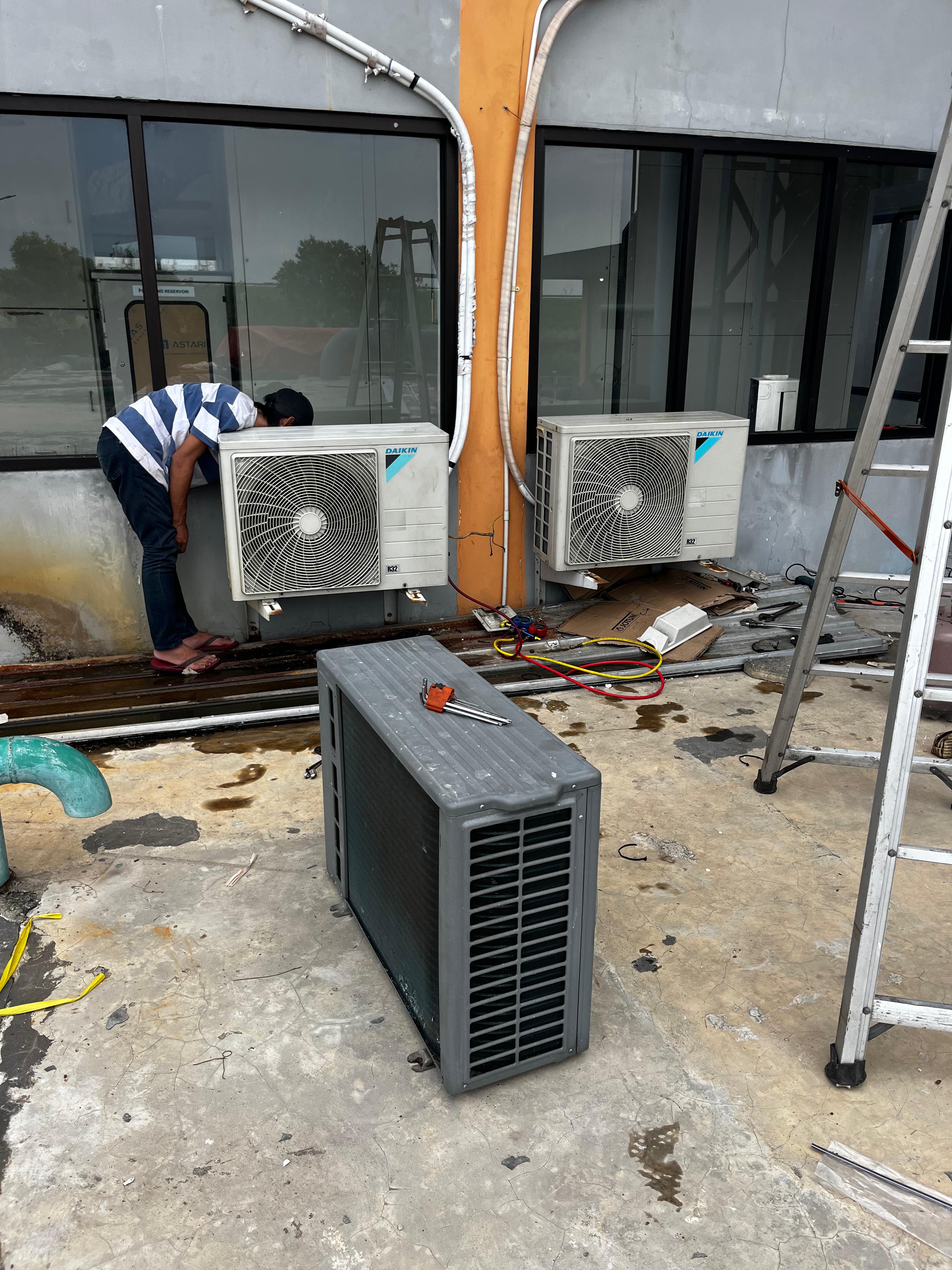 Servis AC kantor Mojokerto oleh teknisi profesional Laksana Bintang Teknik